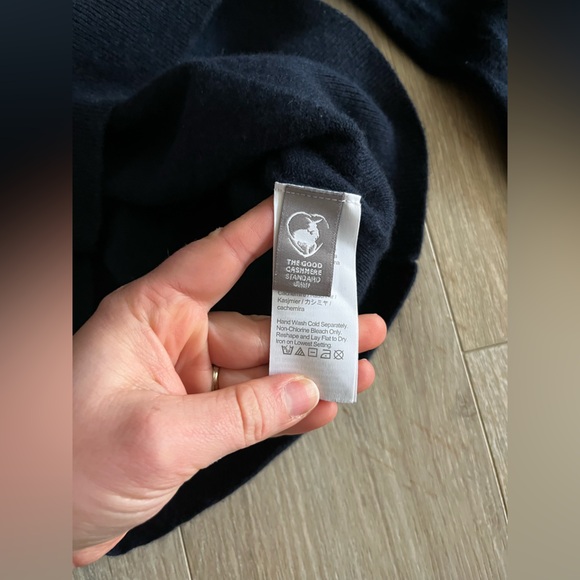 J.Crew Women’s Cashmere classic-fit crewneck sweater Navy - Size Small - Picture 7 of 10